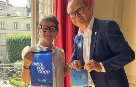 La Présidente du RC Neuchâtel Lac, Nadia Robert, et le Gouverneur Jouni K. Heinonen