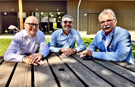 Les PDG Jouni Heinonen et René-Marc Blaser avec Yves Duc, président du RC Crans-Montana 2025/26 (de g. à dr.) (Photo : màd)